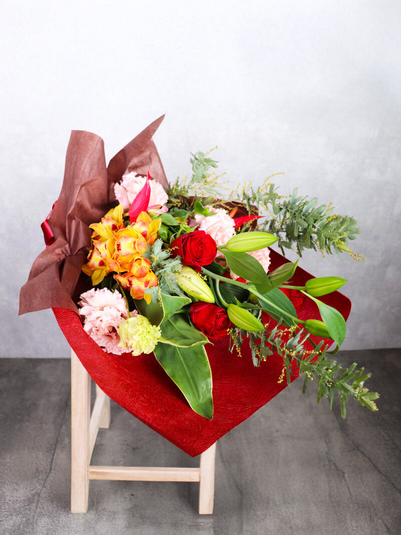 ゴージャスなオレンジ系のお任せ花束