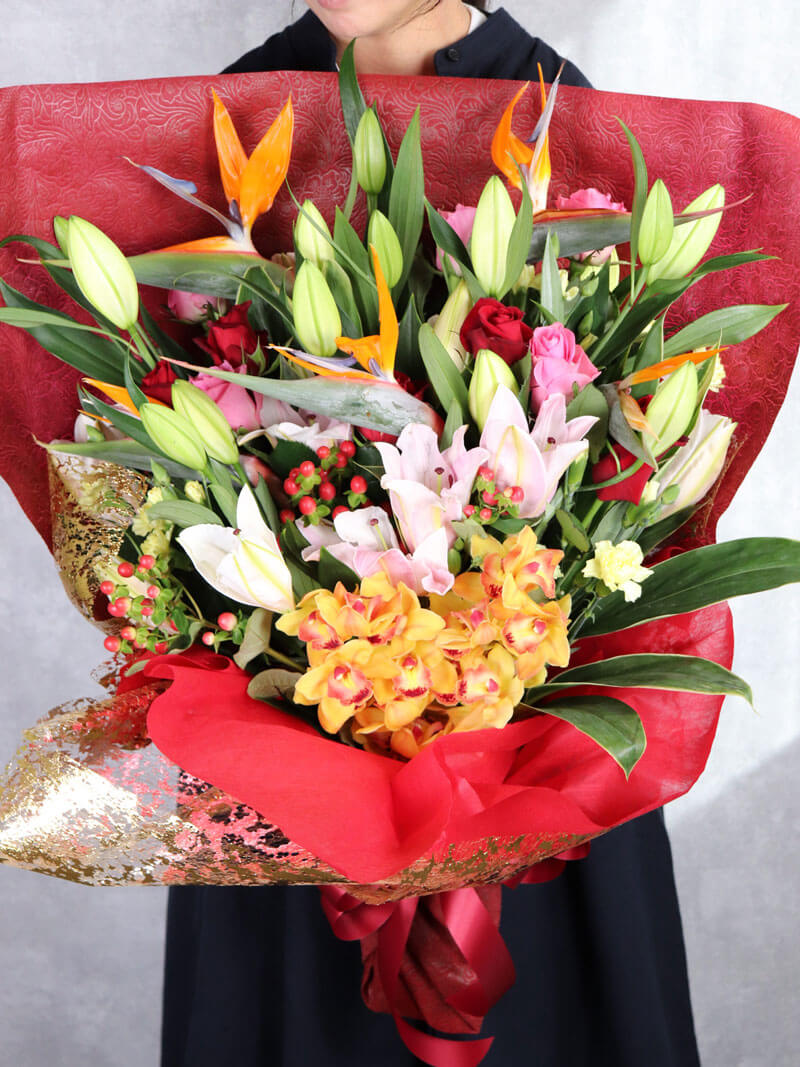 ユリをあしらったエレガントな花束