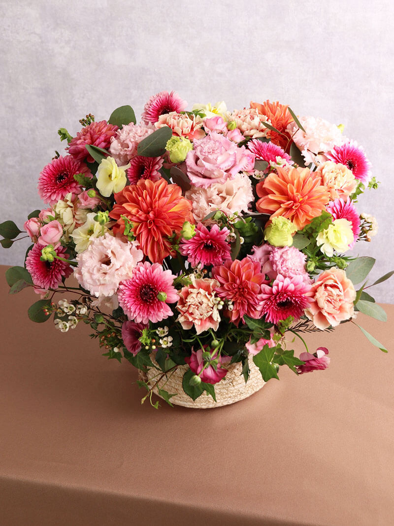 季節の花ピンク系華やエレガントアレンジメント