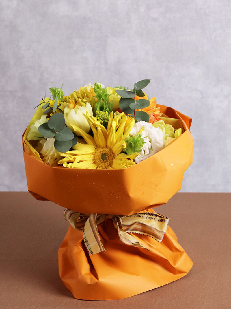季節の花おまかせイエロー系スタンディングブーケ