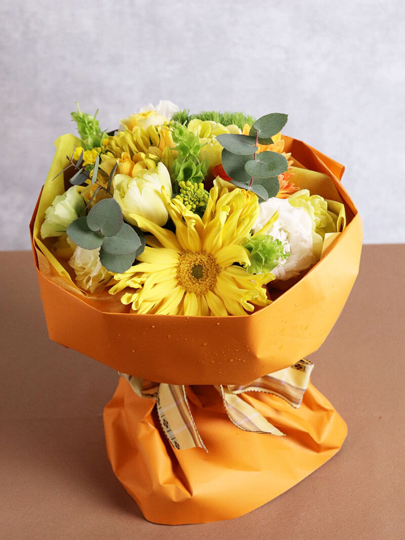 季節の花おまかせイエロー系スタンディングブーケ