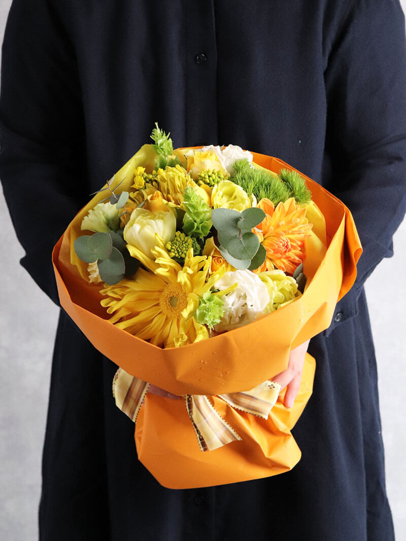 季節の花おまかせイエロー系スタンディングブーケ