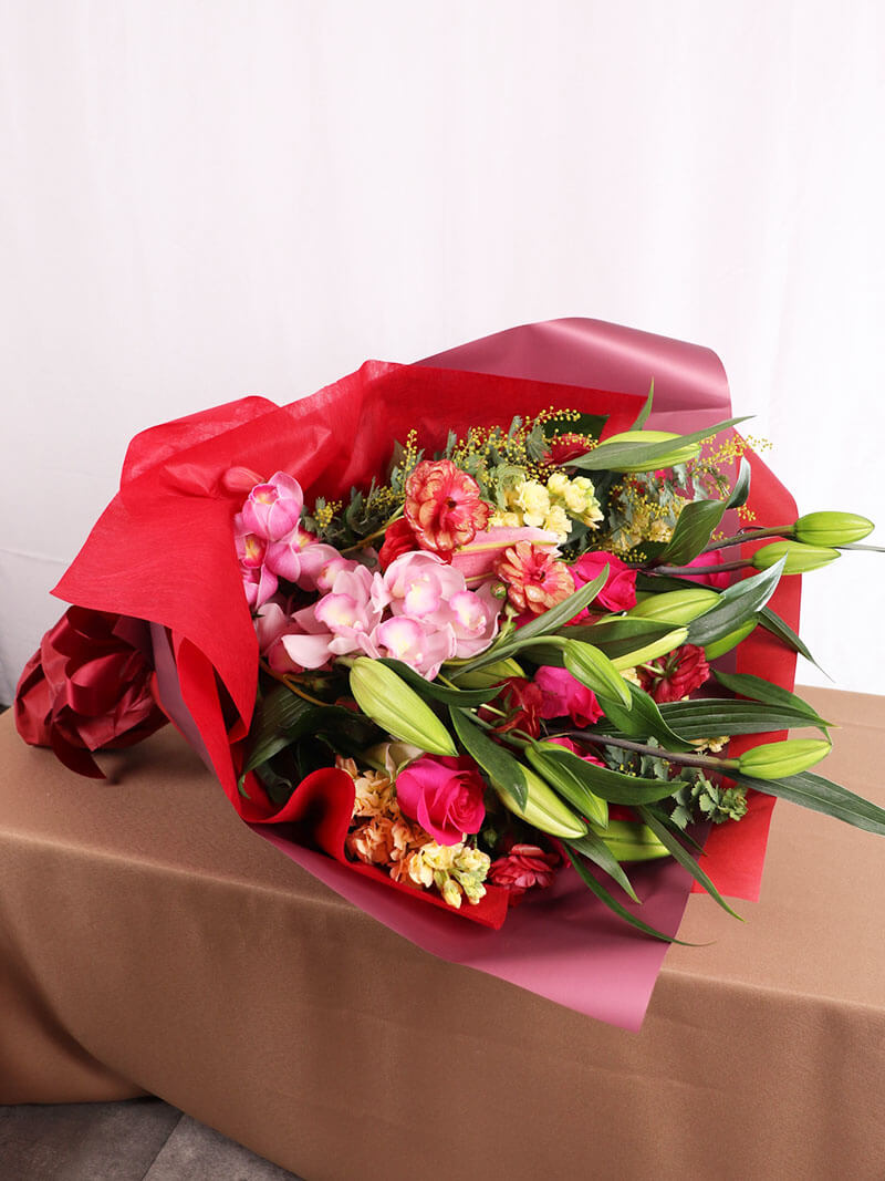 季節のおまかせ赤系の華やか花束