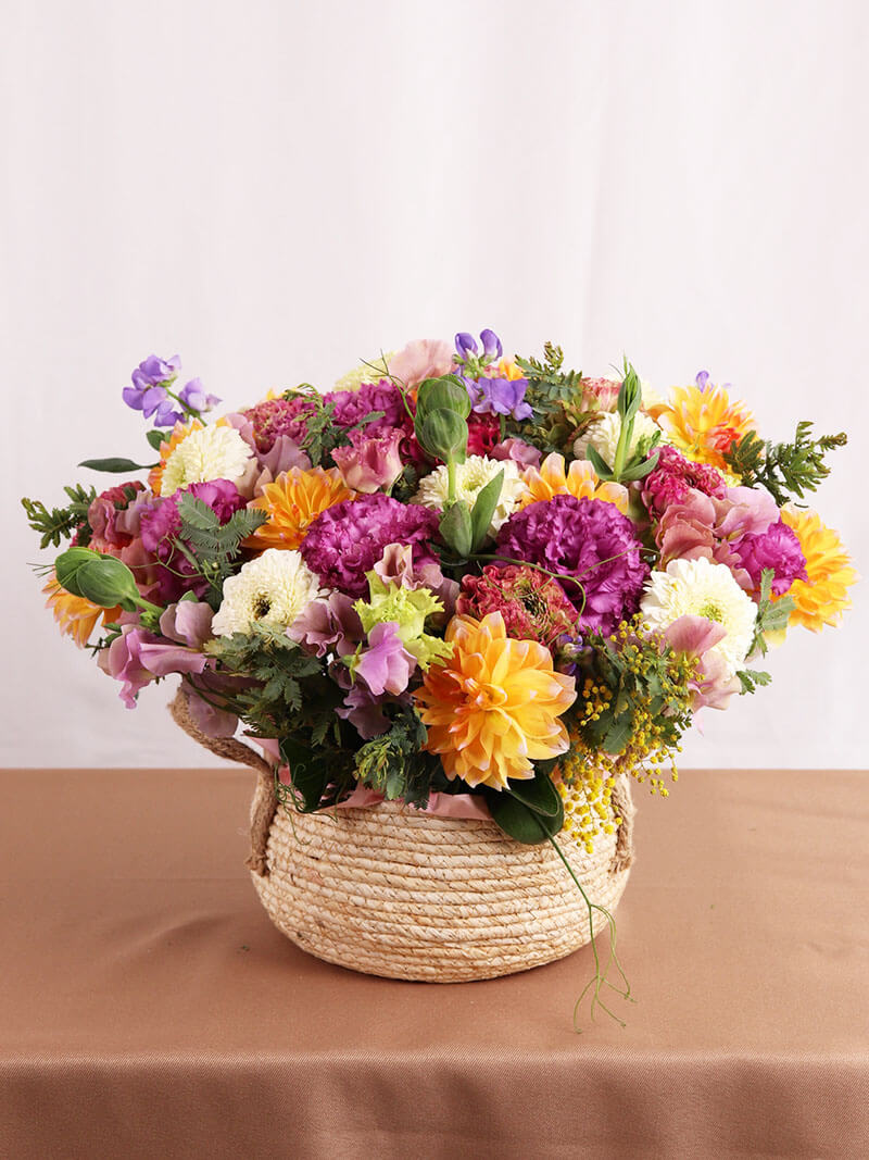 季節のお花をギュッと混ぜた華やかアレンジ