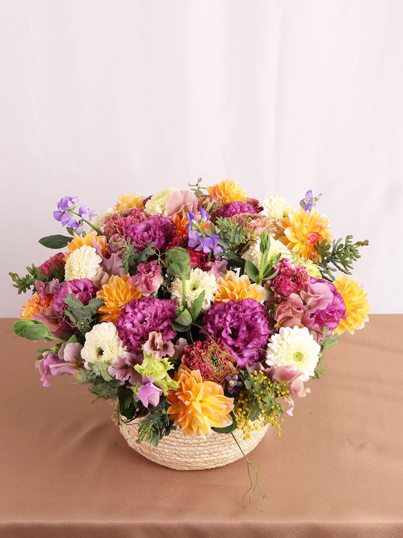 季節のお花をギュッと混ぜた華やかアレンジ