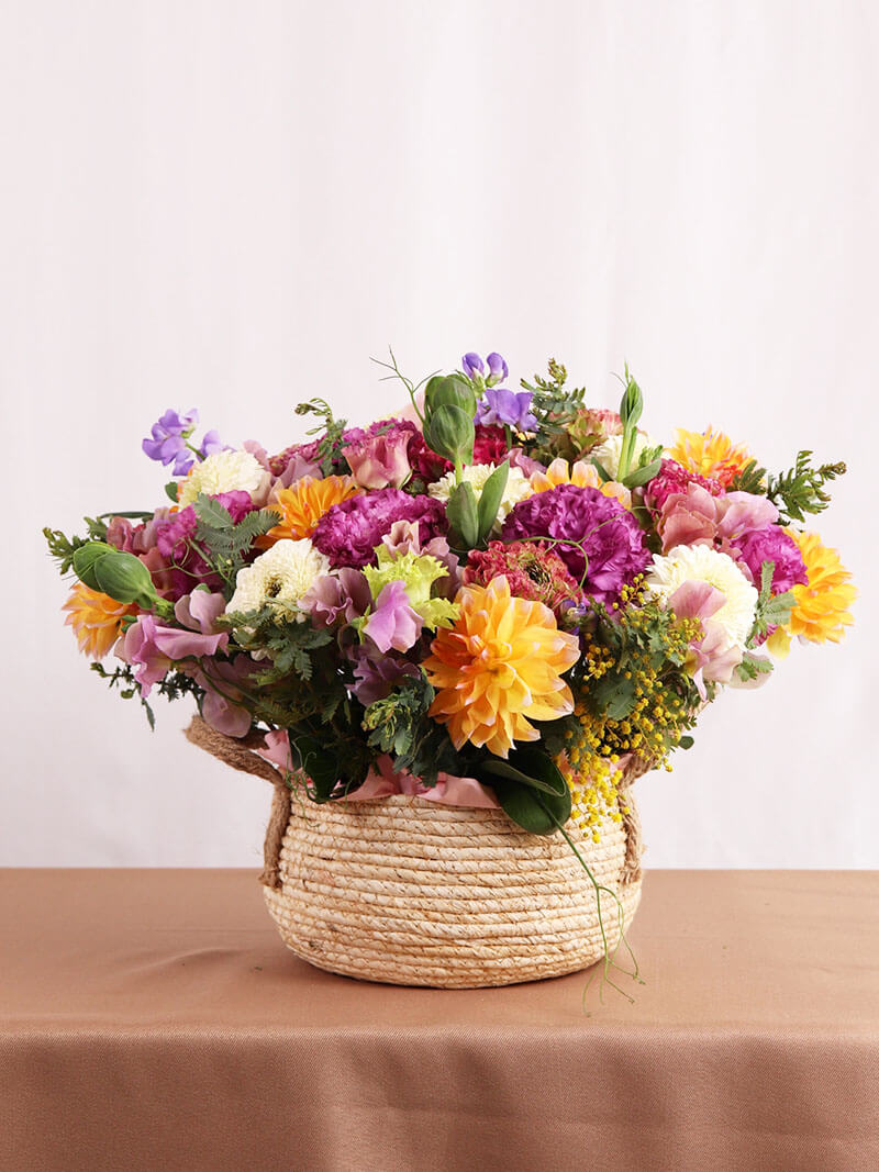 季節のお花をギュッと混ぜた華やかアレンジ