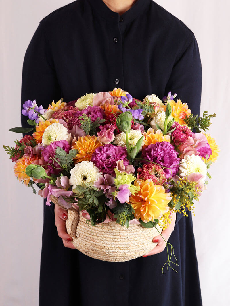 季節のお花をギュッと混ぜた華やかアレンジ