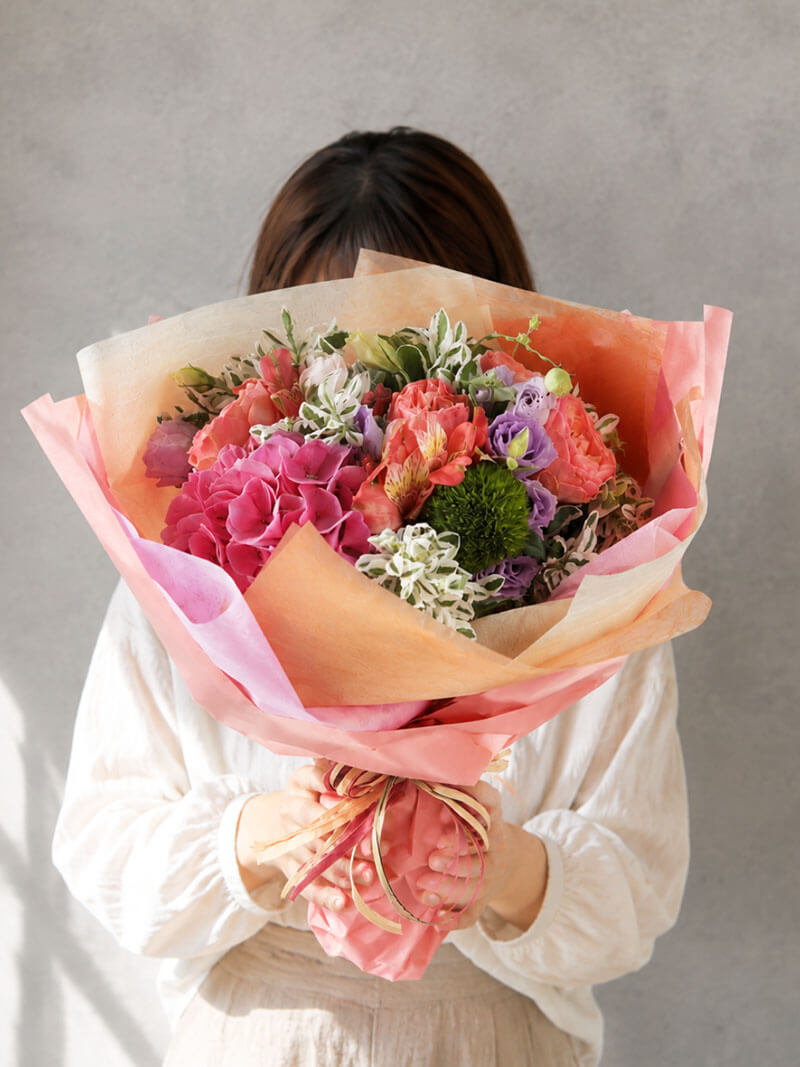 華やかピンクの彩りブーケ