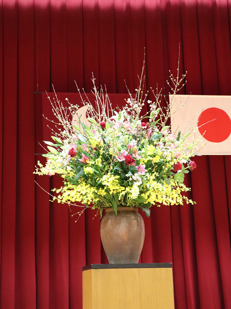 華やかステージ花つぼ活け