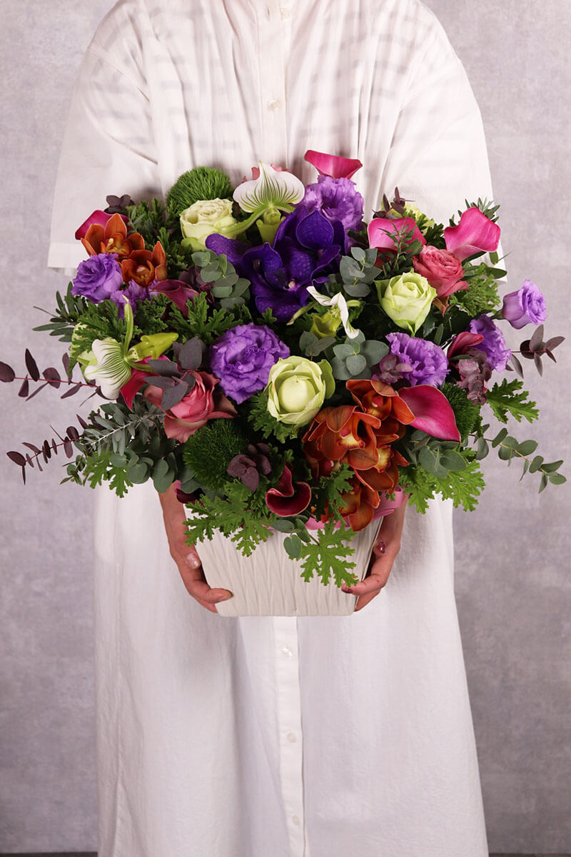 ミックス系 蘭を入れた季節のおまかせアレンジメント