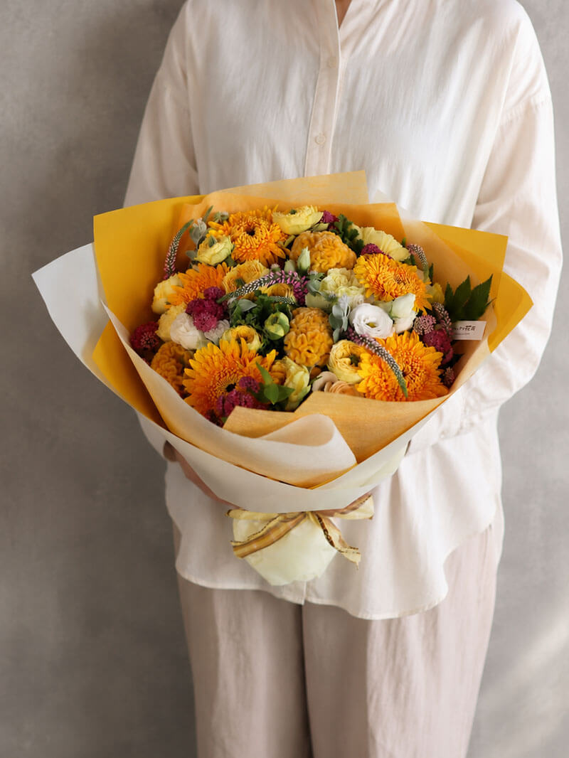 季節のおまかせ 暖かさを感じる暖色系ブーケ – ますかわ花店
