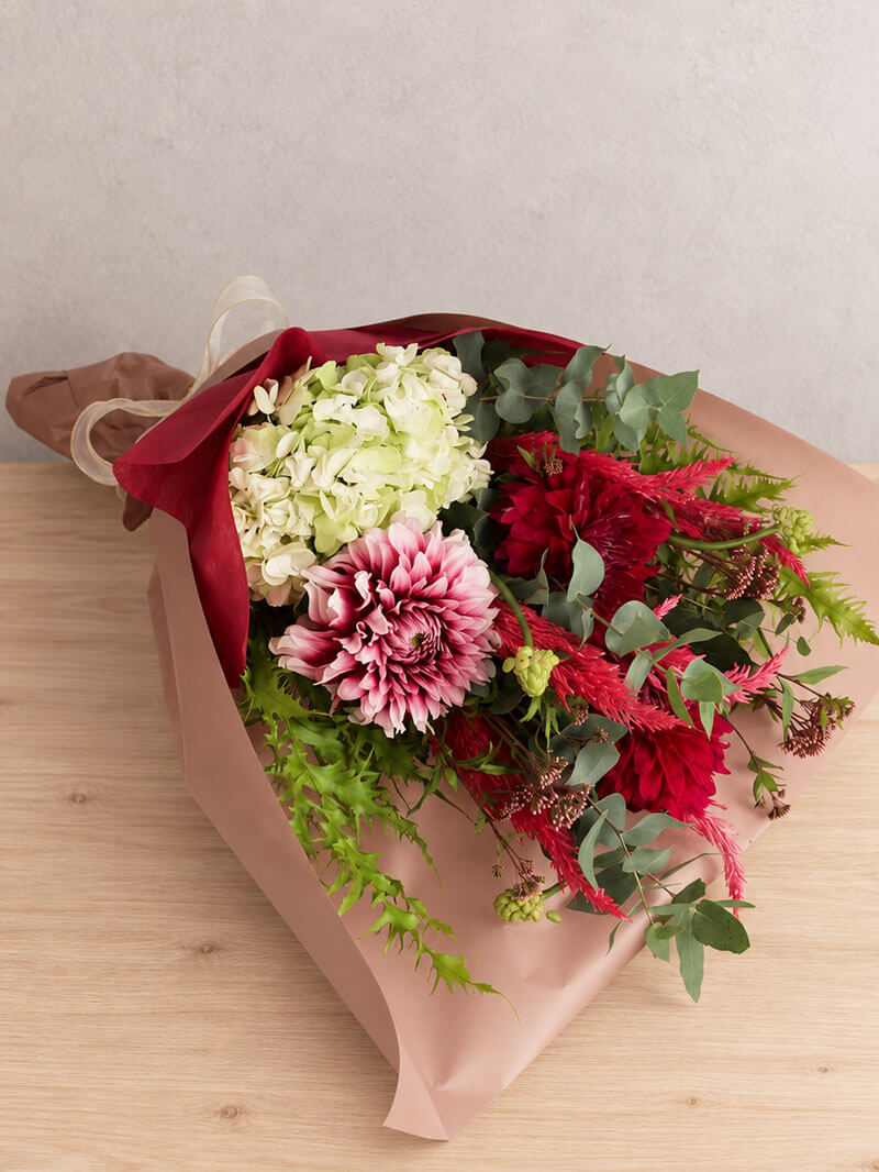 深紅とピンクが彩る華やか花束