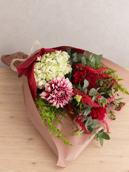 深紅とピンクが彩る華やか花束