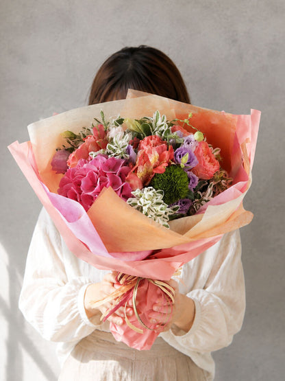 華やかピンクの彩りブーケ