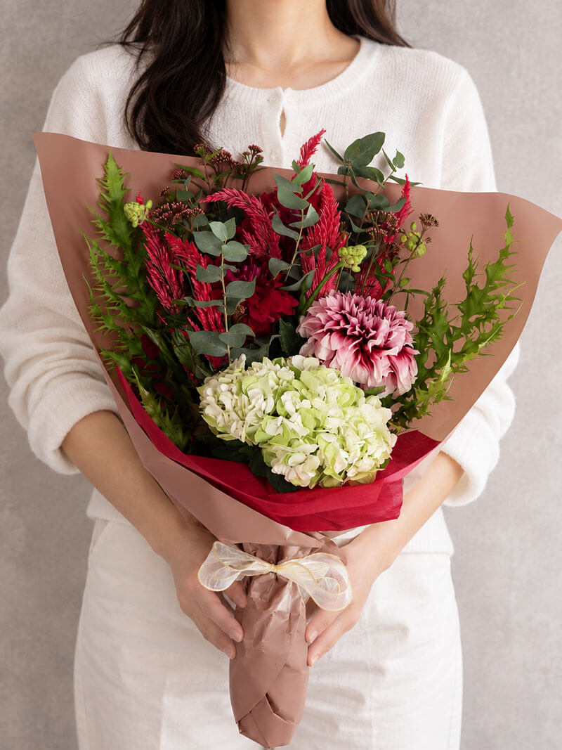 深紅とピンクが彩る華やか花束