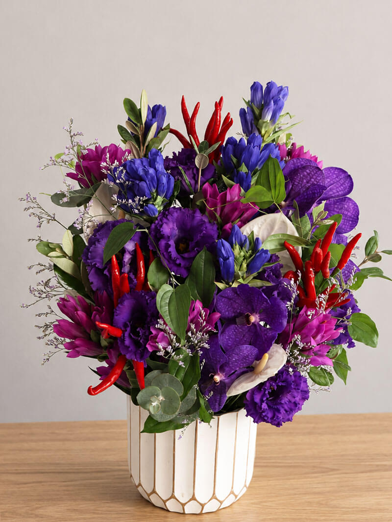 Purple Eleganceー紫と赤の気品あふれるアレンジメント