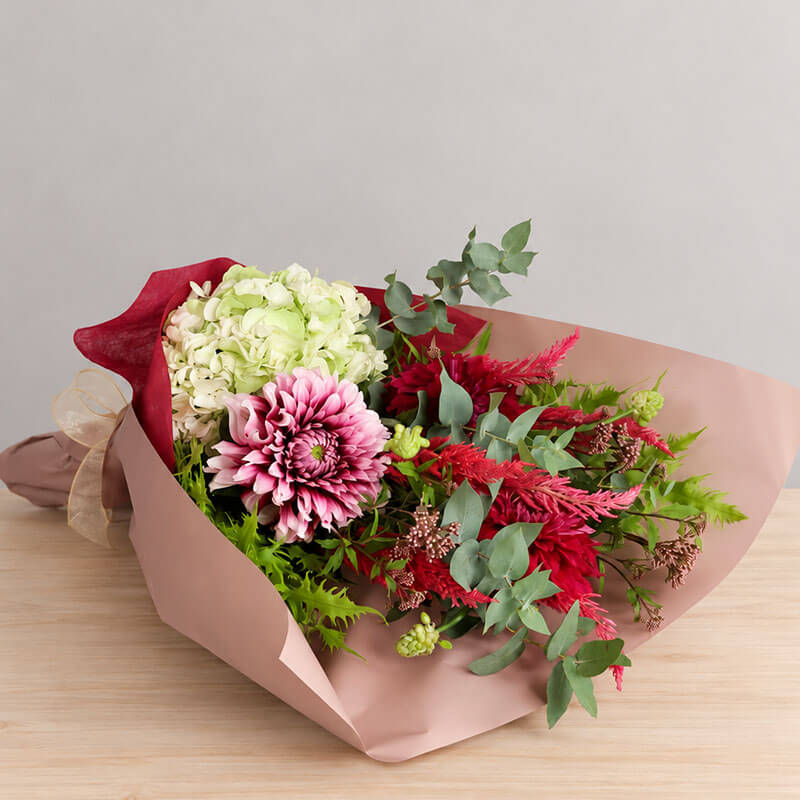深紅とピンクが彩る華やか花束