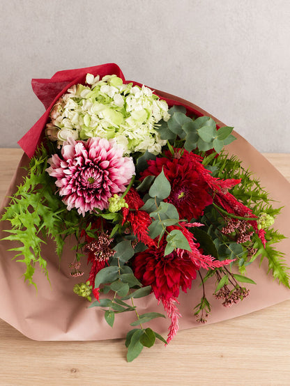 深紅とピンクが彩る華やか花束