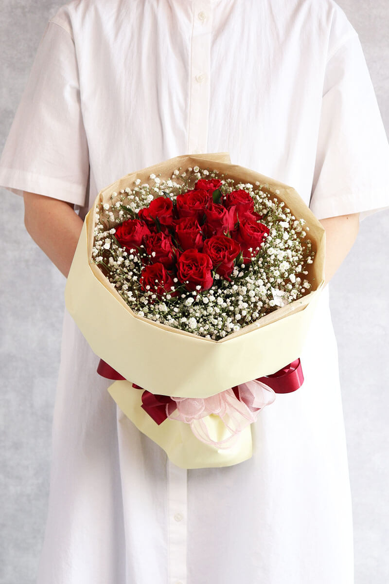 かすみ草入り 赤バラ12本の花束