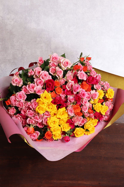 いろんな色のスプレーバラの花束