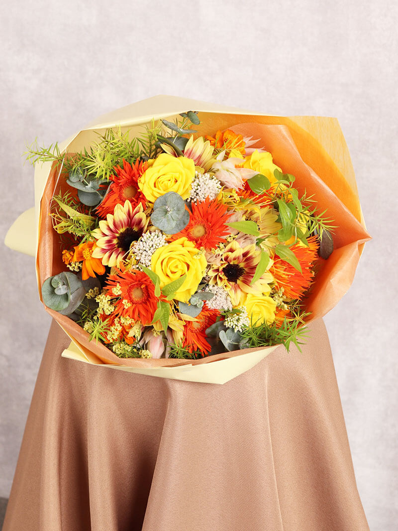 季節のおまかせ 暖かさを感じる暖色系ブーケ