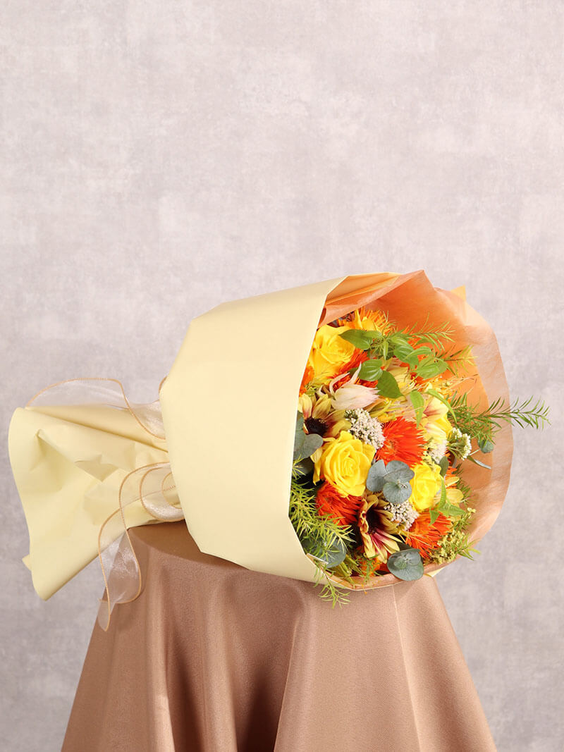 季節のおまかせ 暖かさを感じる暖色系ブーケ – ますかわ花店