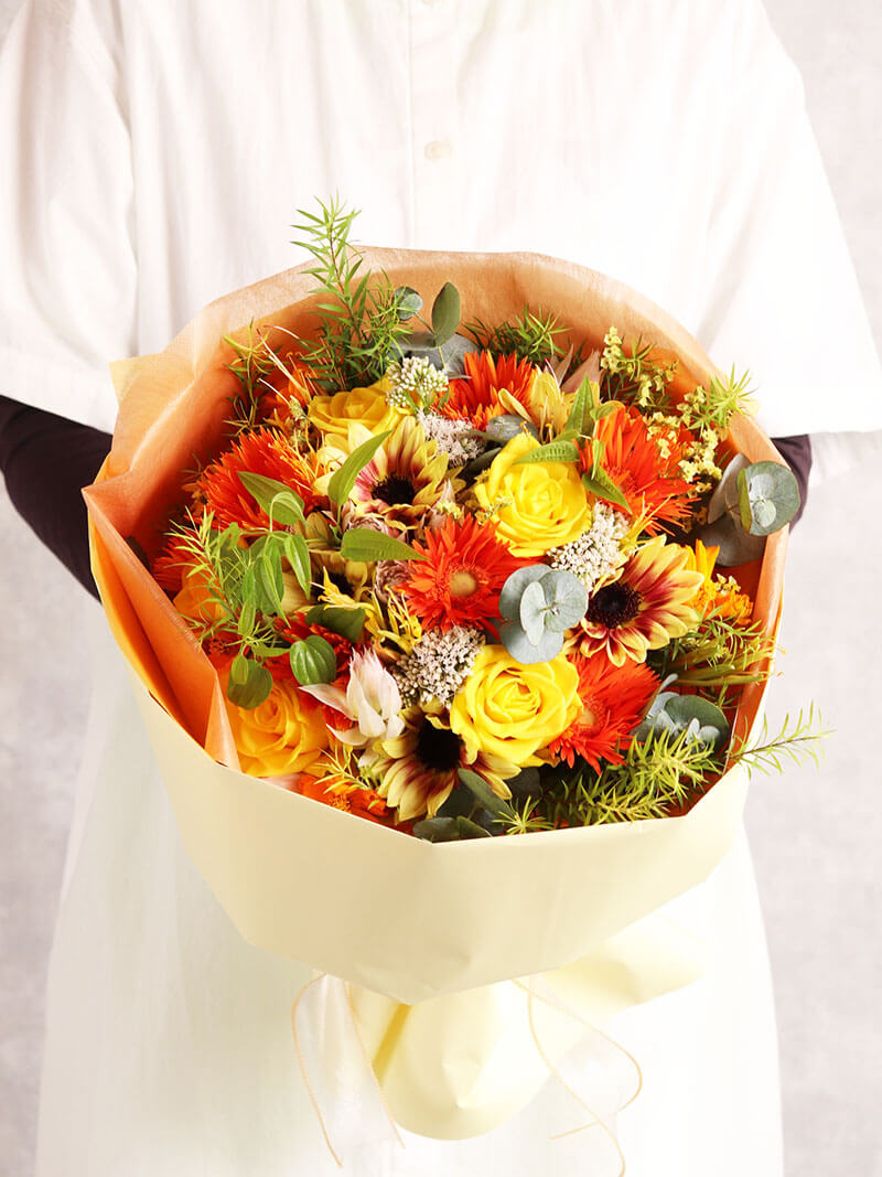 季節のおまかせ 暖かさを感じる暖色系ブーケ – ますかわ花店