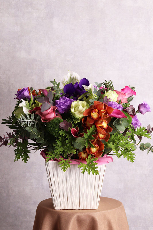 ミックス系 蘭を入れた季節のおまかせアレンジメント