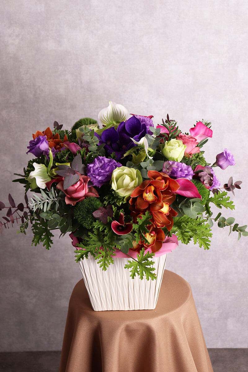 ミックス系 蘭を入れた季節のおまかせアレンジメント