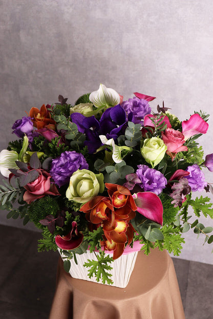 ミックス系 蘭を入れた季節のおまかせアレンジメント