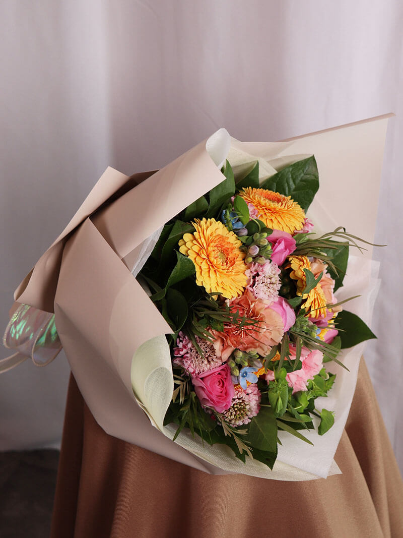 晴れやかな門出を彩るミックス系ブーケ