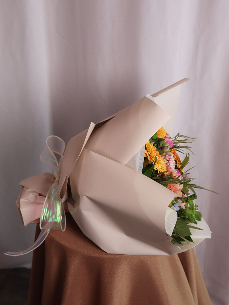 晴れやかな門出を彩るミックス系ブーケ