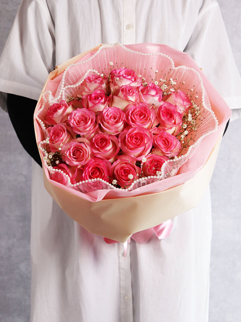 ピンクバラ20本(かすみ草入り）の花束