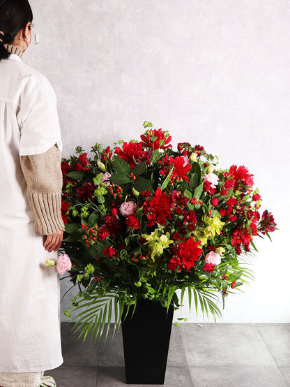 背を高め赤系おまかせ豪華アレンジ