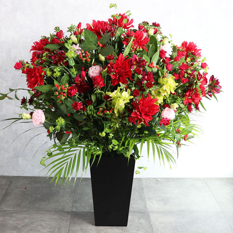 背を高め赤系おまかせ豪華アレンジ