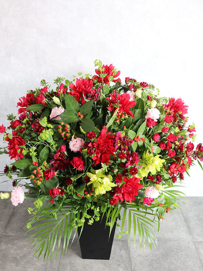 背を高め赤系おまかせ豪華アレンジ