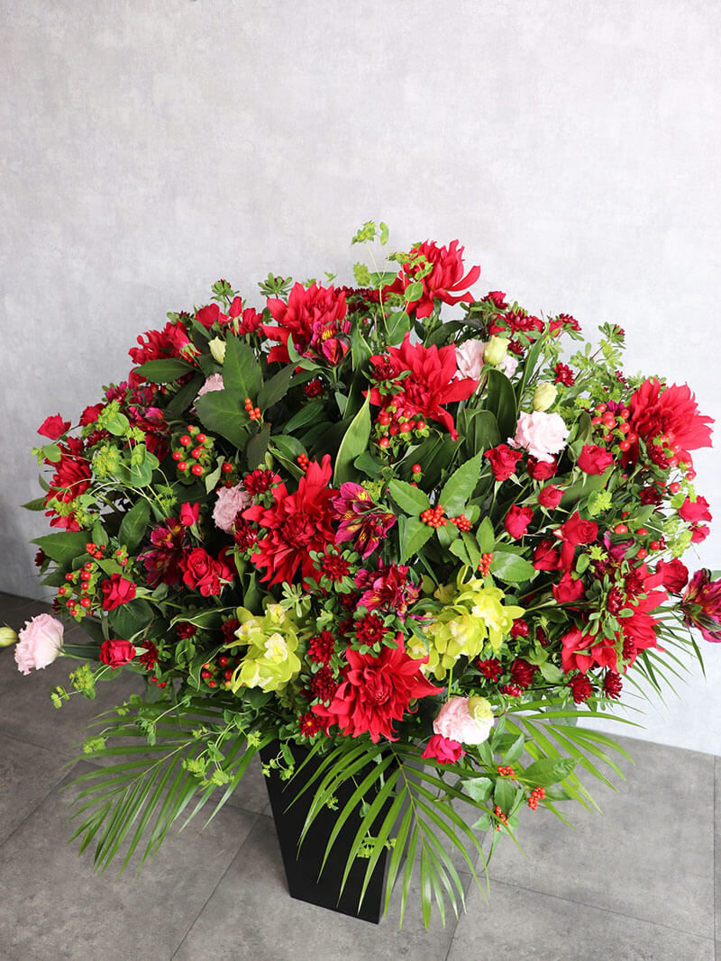 背を高め赤系おまかせ豪華アレンジ