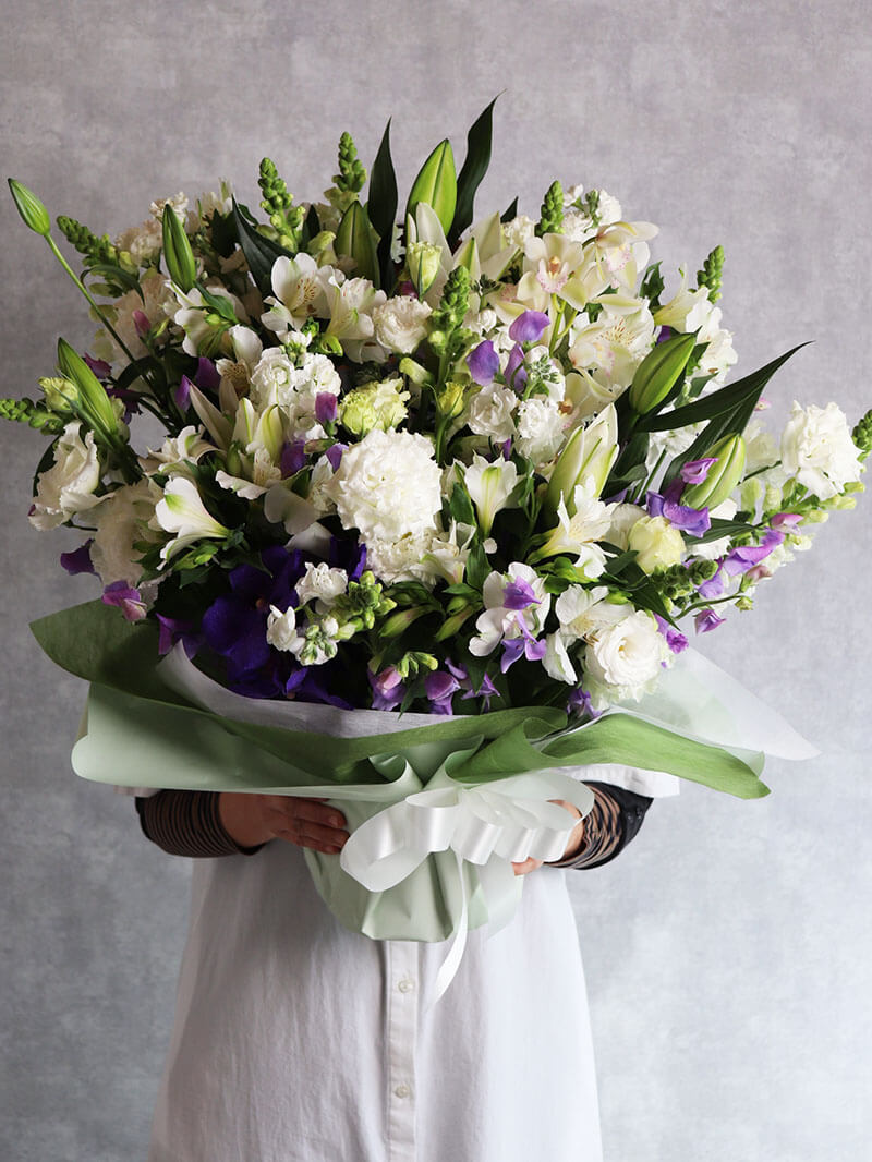 ユリを入れた白・紫（大サイズ） お供えアレンジメント