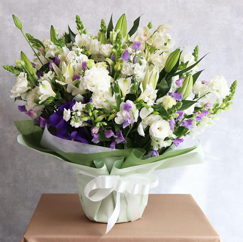 ユリを入れた白・紫（大サイズ） お供えアレンジメント