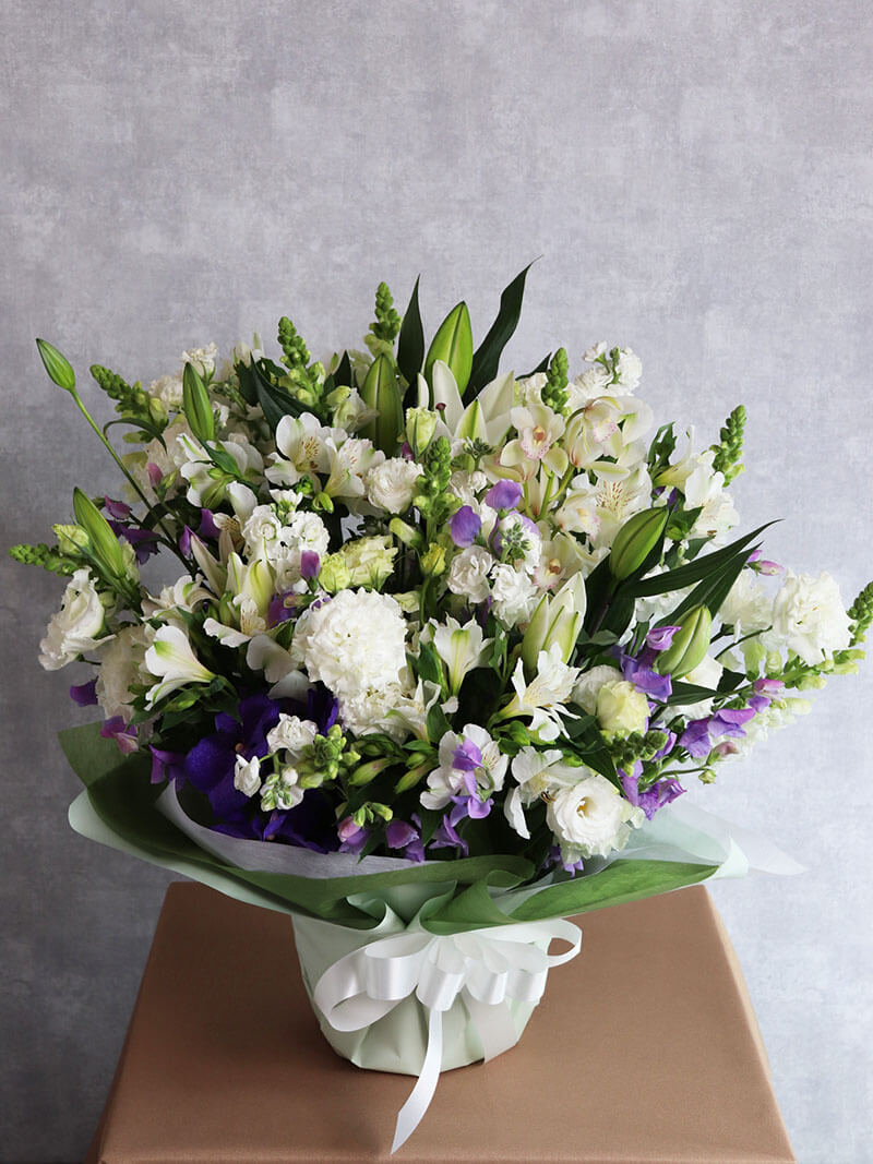 ユリを入れた白・紫（大サイズ） お供えアレンジメント
