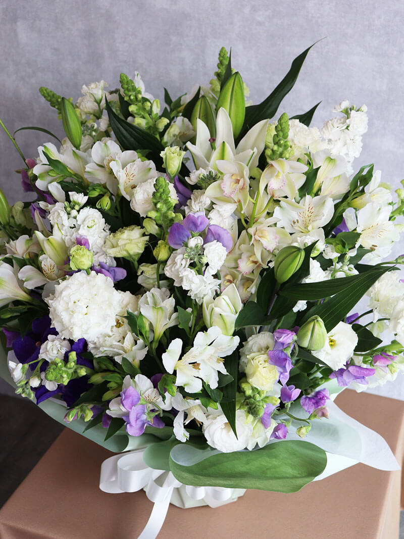ユリを入れた白・紫（大サイズ） お供えアレンジメント