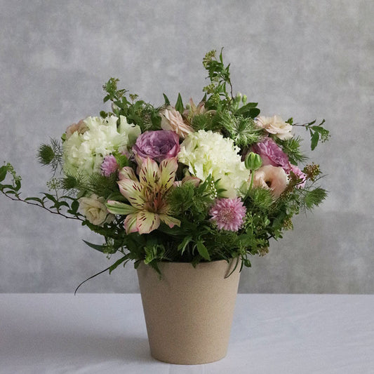 季節のおまかせ　くすんだ色合いアレンジ （すぐ届く）
