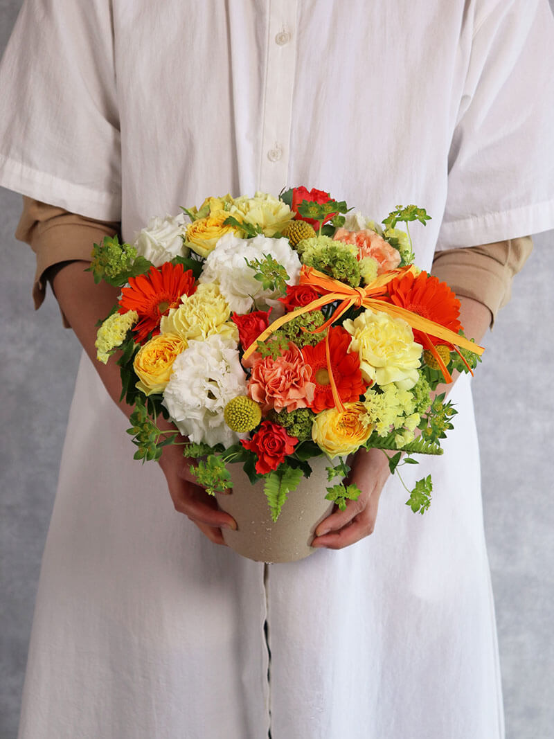 母の日おすすめ 黄色オレンジ基調のアレンジ （中サイズ）お急ぎ便