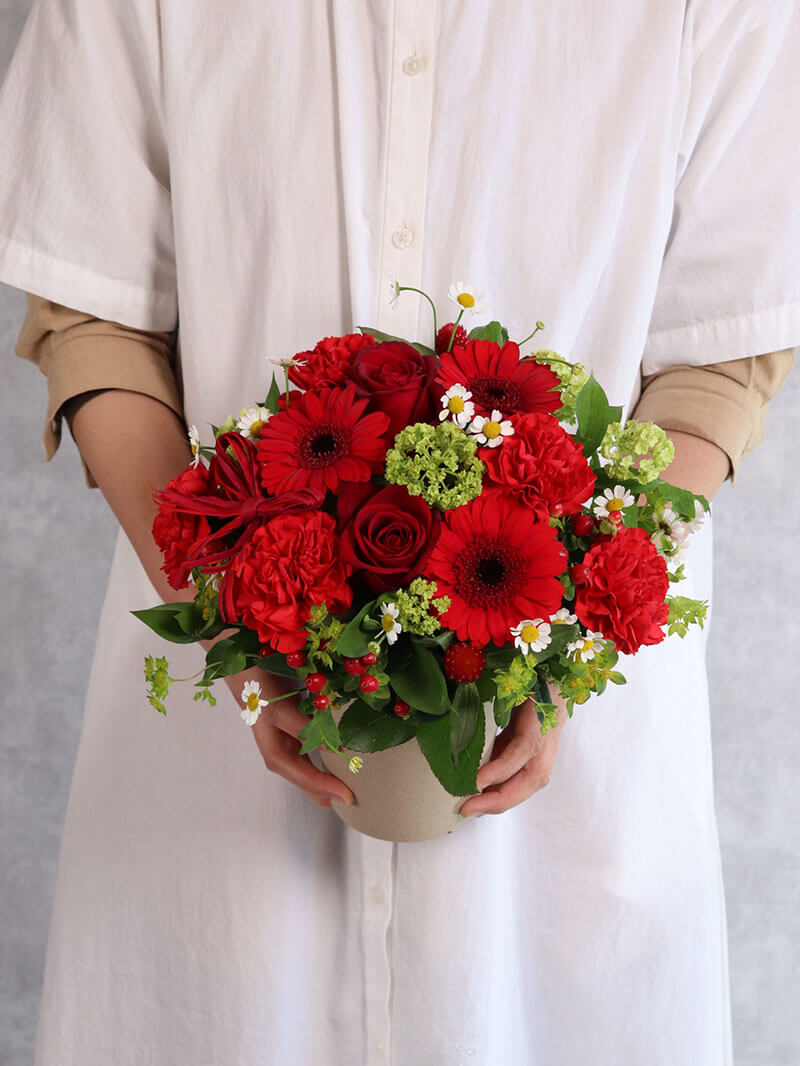 母の日おすすめ レッド基調のアレンジ （中サイズ）お急ぎ便