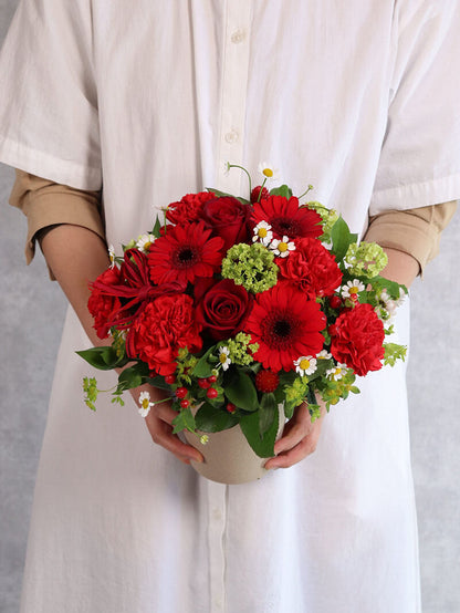 母の日おすすめ レッド基調のアレンジ （中サイズ）お急ぎ便
