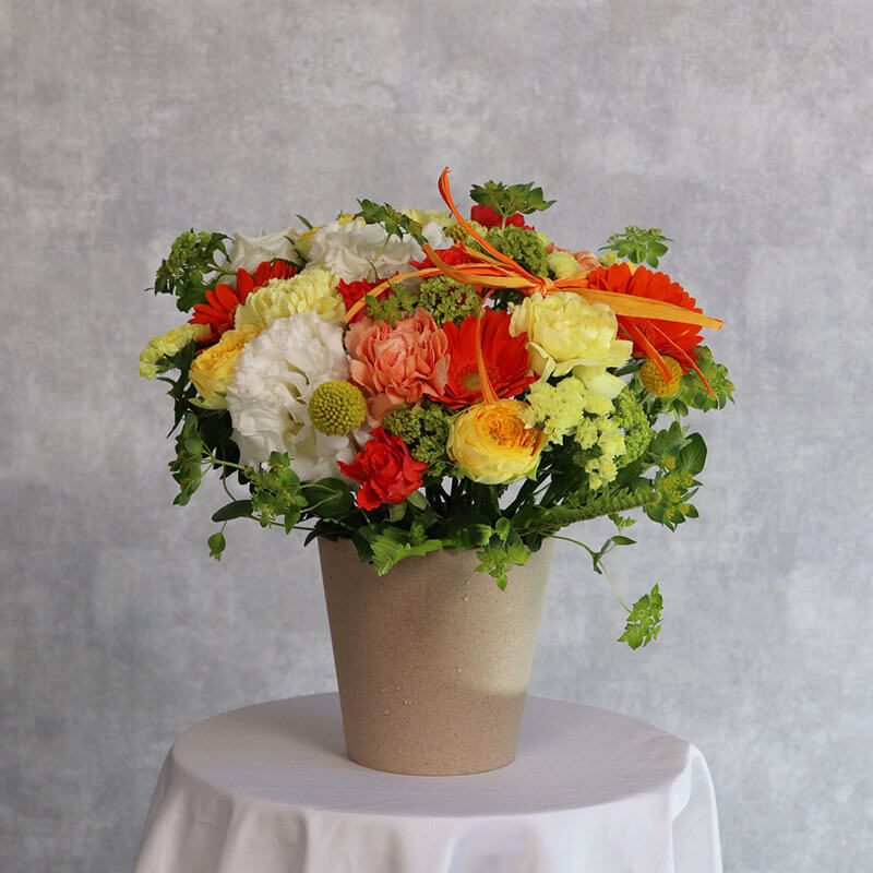 母の日おすすめ 黄色オレンジ基調のアレンジ （中サイズ）お急ぎ便
