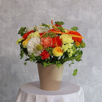 母の日おすすめ 黄色オレンジ基調のアレンジ （中サイズ）お急ぎ便