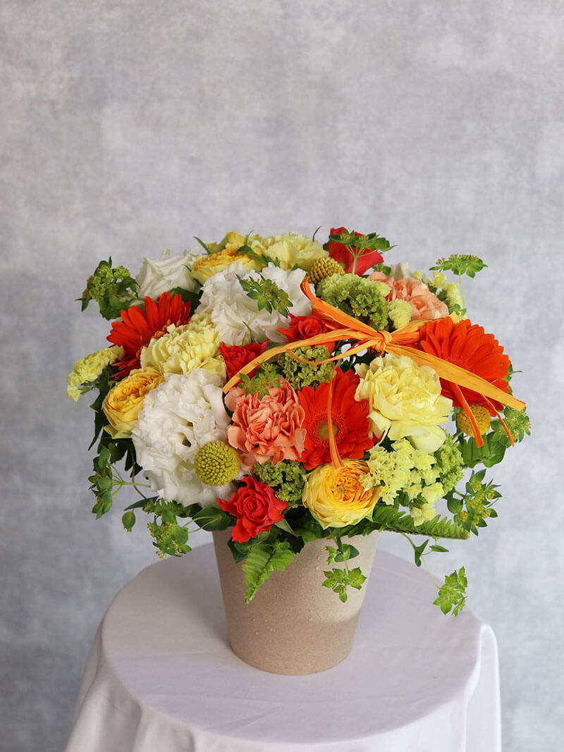 母の日おすすめ 黄色オレンジ基調のアレンジ （中サイズ）お急ぎ便