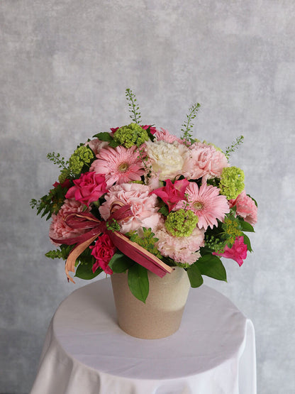 母の日おすすめ ピンク基調のアレンジ （中サイズ）お急ぎ便