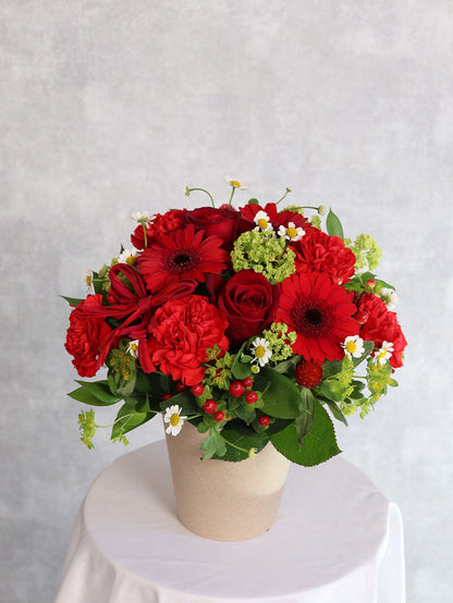 母の日おすすめ レッド基調のアレンジ （中サイズ）お急ぎ便